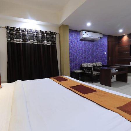 Hotel Rashmi Guwahati Exteriör bild