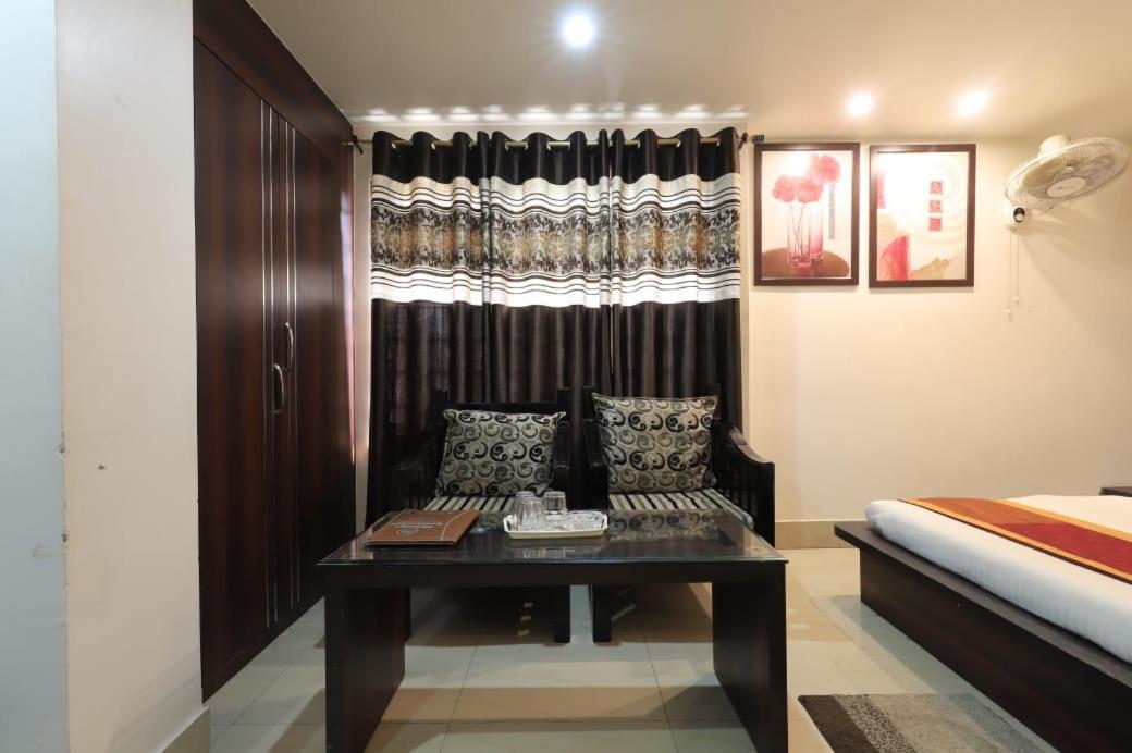 Hotel Rashmi Guwahati Exteriör bild