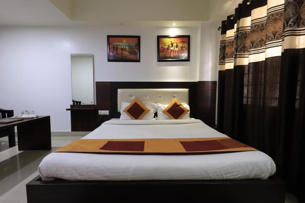 Hotel Rashmi Guwahati Exteriör bild