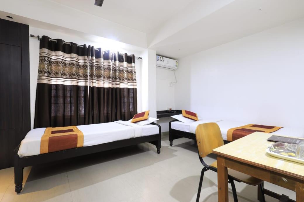 Hotel Rashmi Guwahati Exteriör bild