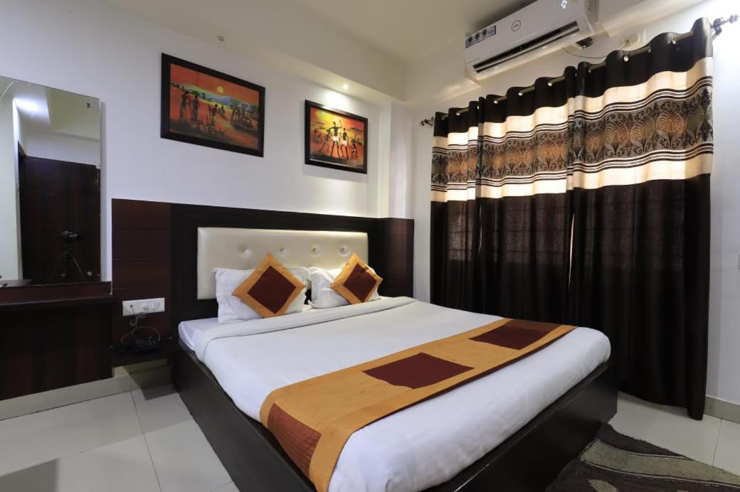 Hotel Rashmi Guwahati Exteriör bild