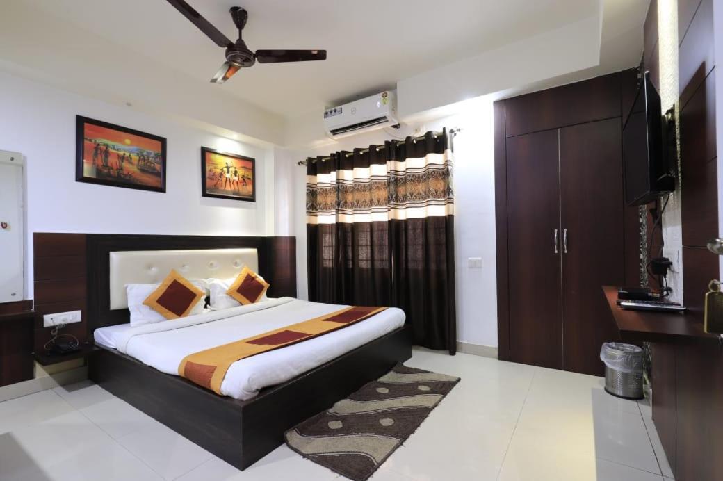Hotel Rashmi Guwahati Exteriör bild