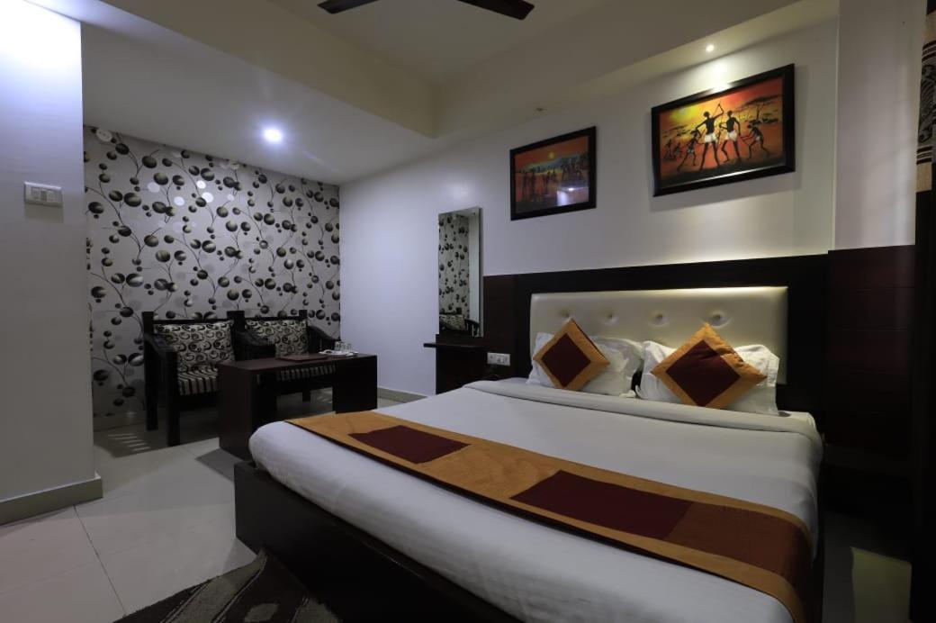 Hotel Rashmi Guwahati Exteriör bild