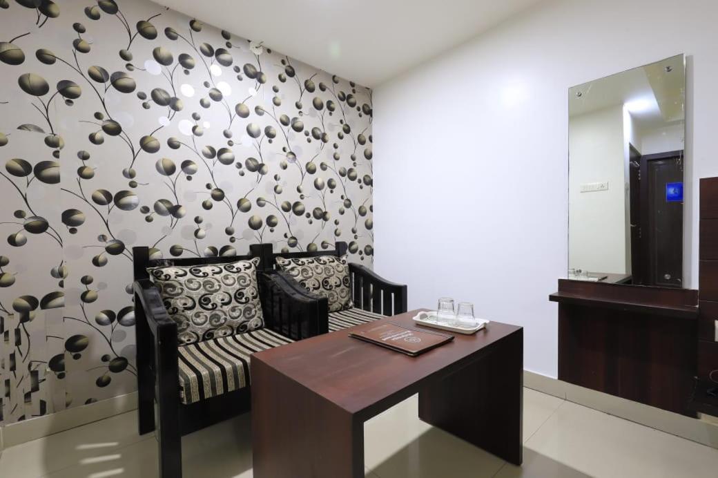 Hotel Rashmi Guwahati Exteriör bild