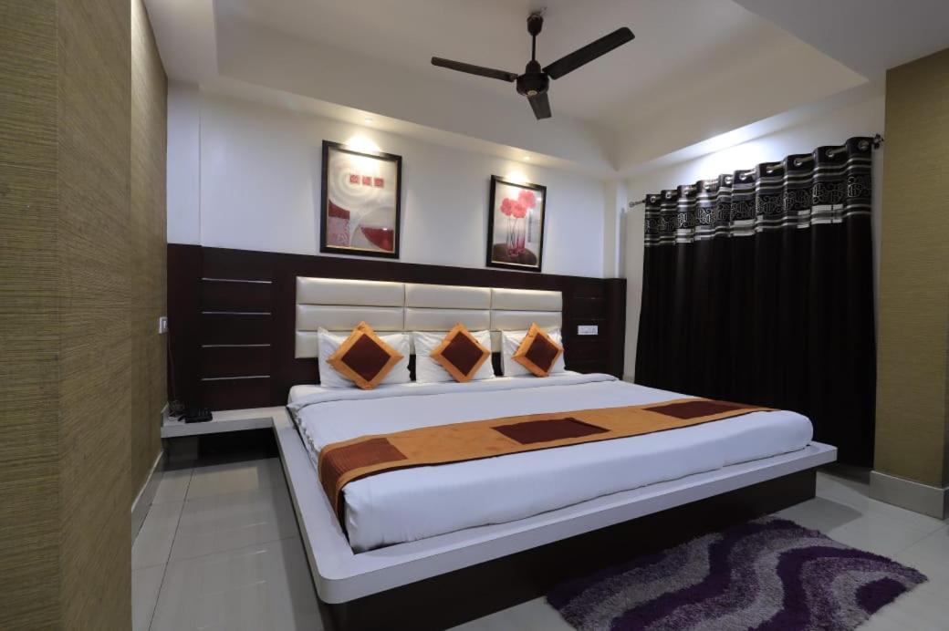 Hotel Rashmi Guwahati Exteriör bild